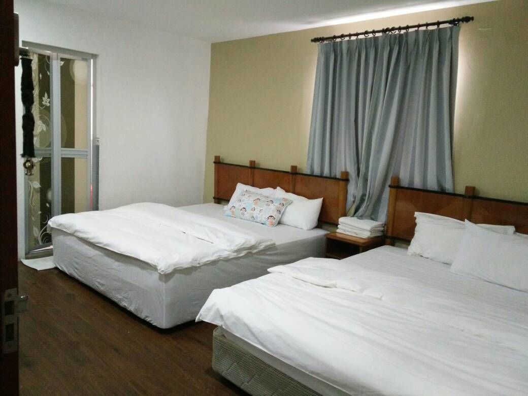 Family Room With Window | Desk, iron/ironing board, free WiFi