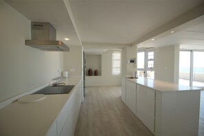Premier-Apartment, 2 Schlafzimmer, Balkon, Meerblick | Eigene Küche | Kühlschrank, Mikrowelle, Ofen, Herdplatte