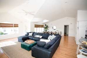 Smart TV, video games, DVD player, books - Spacious luxury, bay views, elevator (Lewes)