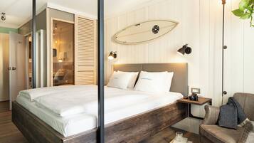 ベーシック ダブルルーム クイーンベッド 1 台 | 高級寝具、防音設備、WiFi (無料)、ベッドシーツ