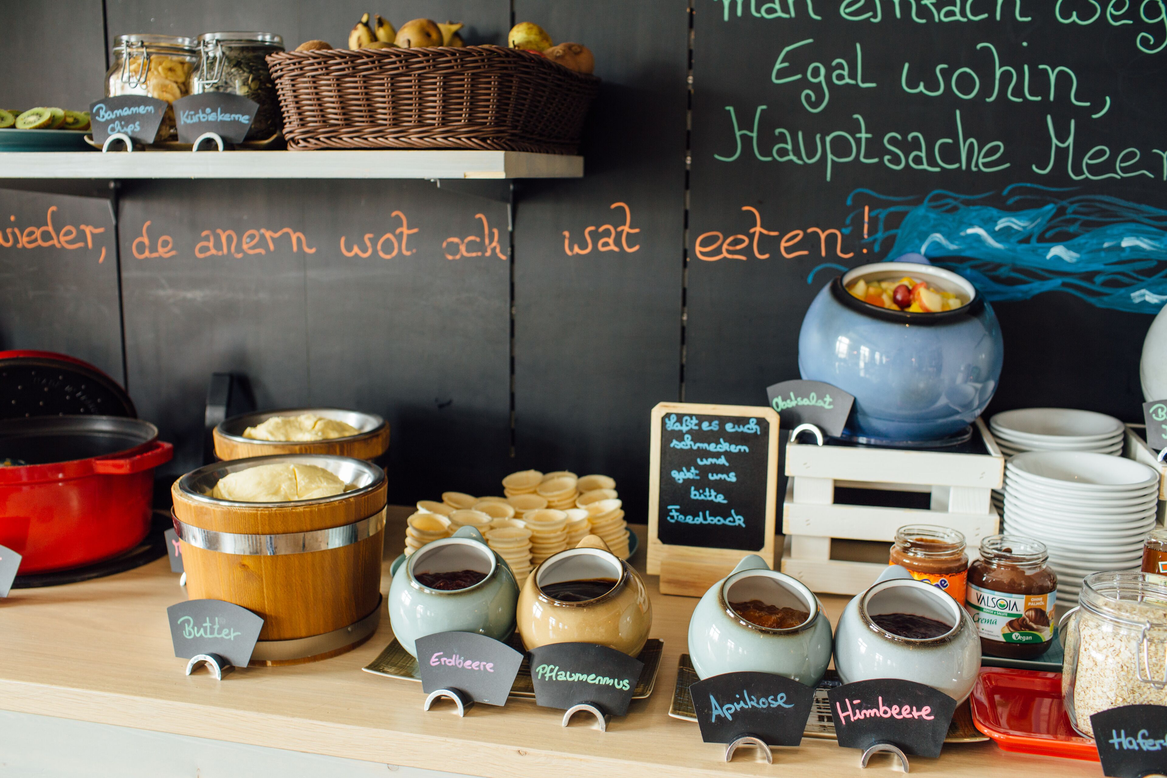 Un bufé de desayuno con distintos alimentos y acompañamientos.