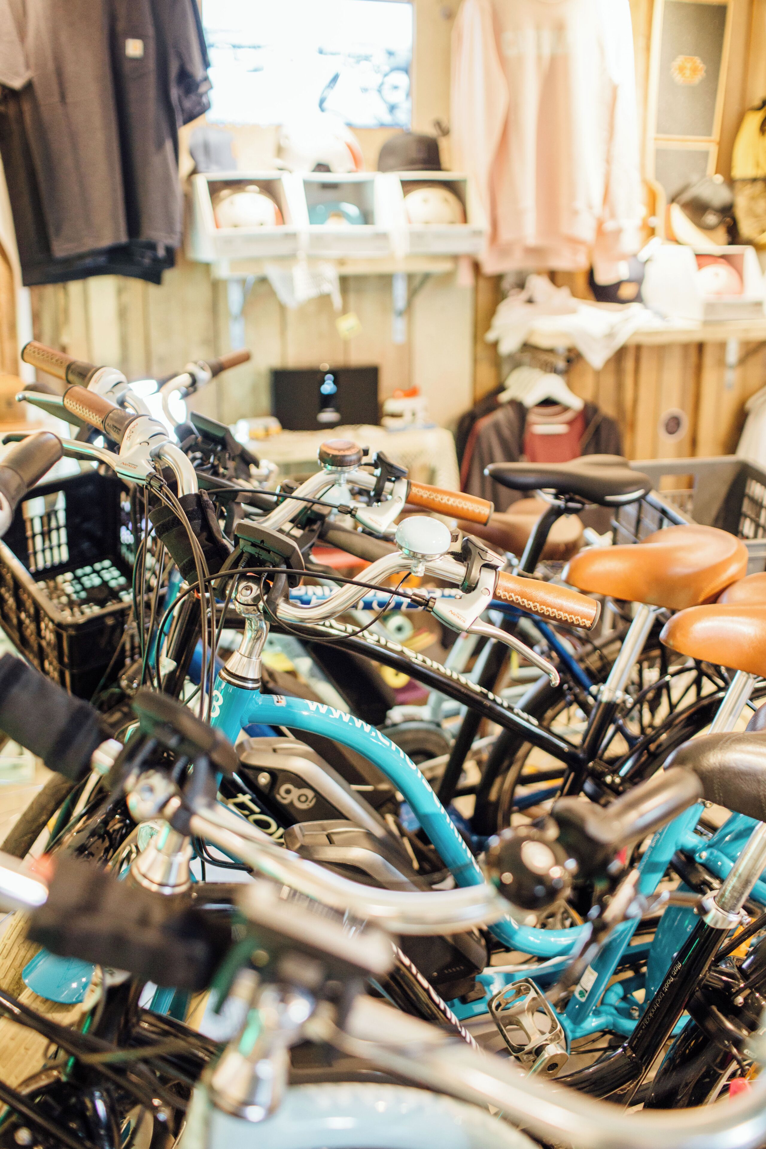 Una tienda de reparación de bicicletas con varias bicicletas y herramientas.