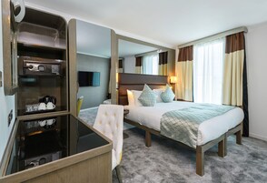 Frigobar, cofres nos quartos, escrivaninha