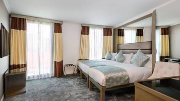 Triple Room | Minibar, in-room safe, desk, laptop workspace