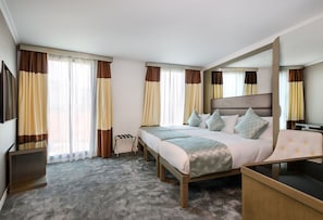 Triple Room | Minibar, in-room safe, desk, laptop workspace