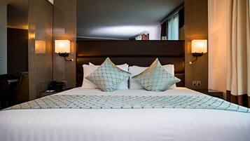 Frigobar, cofres nos quartos, escrivaninha