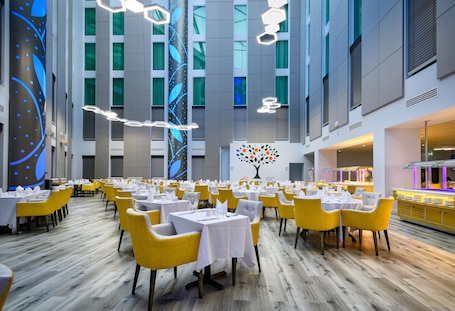Breakfast, lunch and dinner served . Atrium Hotel Heathrow