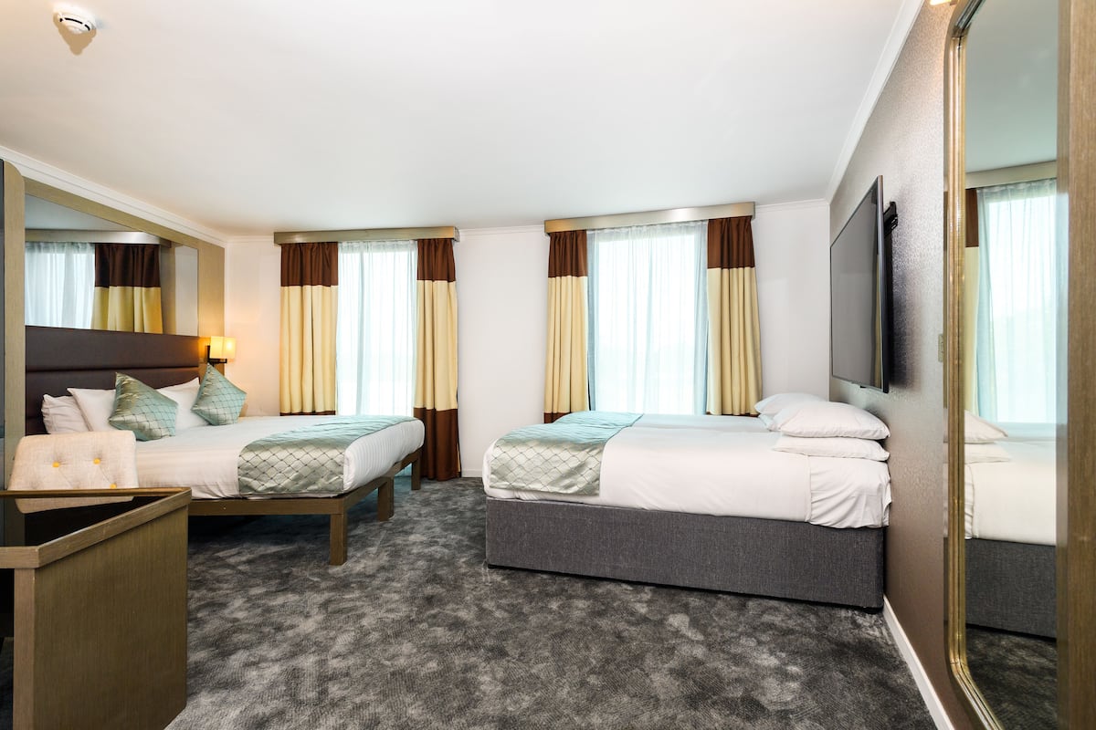 Family Double Room, 1 Bedroom | Minibar, in-room safe, desk, laptop workspace
