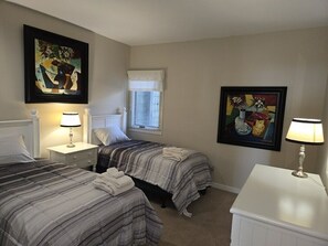 2 室のベッドルーム、アイロン / アイロン台、WiFi、ベッドシーツ