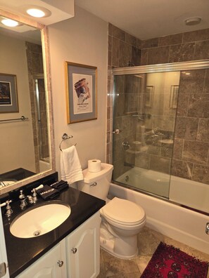 シャワー付き浴槽、ジェットバス、ヘアドライヤー、タオル