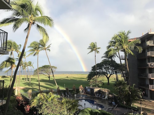 Spectacular view of Maalaea Bay and pool