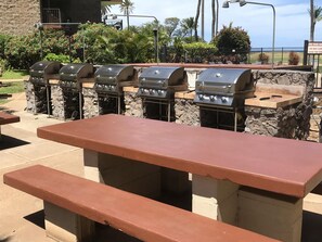 Outdoor dining - Spectacular view of Maalaea Bay and pool (kihei)