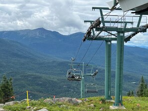 Eine Seilbahn vor einer gebirgigen Landschaft.