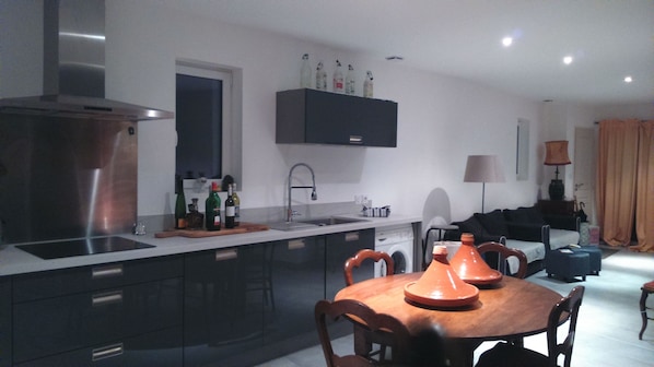 Kühlschrank, Mikrowelle, Ofen, Herdplatte