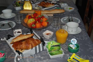 Tägliches inbegriffenes kontinentales Frühstück