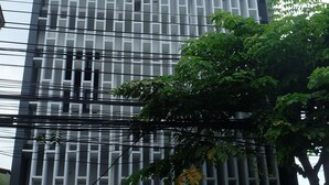 Un bâtiment moderne à la façade structurée en forme de grille, sur lequel on peut lire l’inscription « ARUN OLD TOWN ».