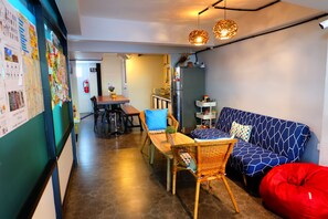 Living area - Arun Old Town Hostel (Bangkok)