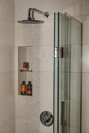 Apartment, 2 Bedrooms | Bathroom | Shower, rainfall showerhead, free toiletries, hair dryer