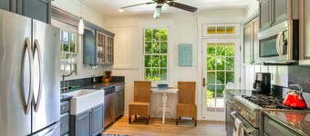 Pasos de Plantation Cottage, deliciosamente restaurados, de la playa de Poipu