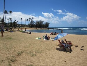 Playa en los alrededores, camastros y toallas de playa 