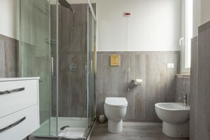 Combined shower/tub, free toiletries, hair dryer, bidet - Suite Napoletana (Naples)