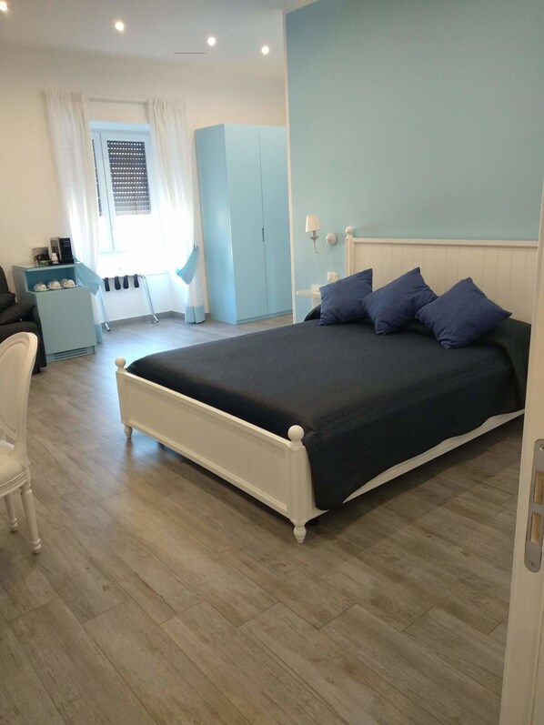 Deluxe Quadruple Room | Desk, soundproofing, free WiFi, bed sheets - Suite Napoletana (Naples)
