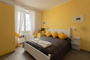 Desk, soundproofing, free WiFi, bed sheets - Suite Napoletana (Naples)