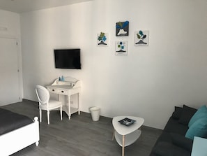 Deluxe Quadruple Room | Desk, soundproofing, free WiFi, bed sheets - Suite Napoletana (Naples)