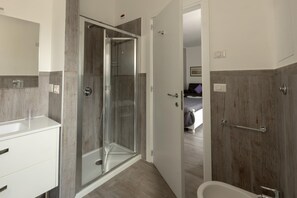 Combined shower/tub, free toiletries, hair dryer, bidet - Suite Napoletana (Naples)