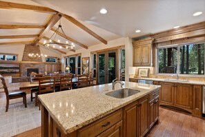 Dining - Caldera Springs Luxury home! Sleeps 12 (Bend)