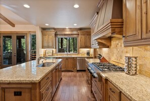 Fridge, microwave, oven, stovetop - Caldera Springs Luxury home! Sleeps 12 (Bend)