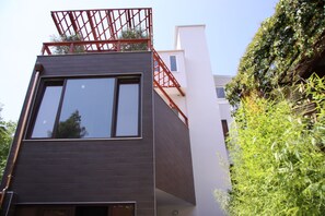 Vista frontal de la propiedad