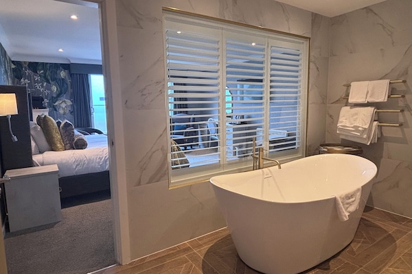 Panorama-værelse til 4 personer - havudsigt | Badeværelse | Hårtørrer, håndklæder, Sæbe, Shampoo