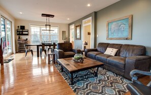 Televisión, chimenea, libros