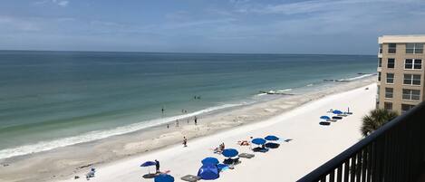 Plage, chaises longues, serviettes de plage