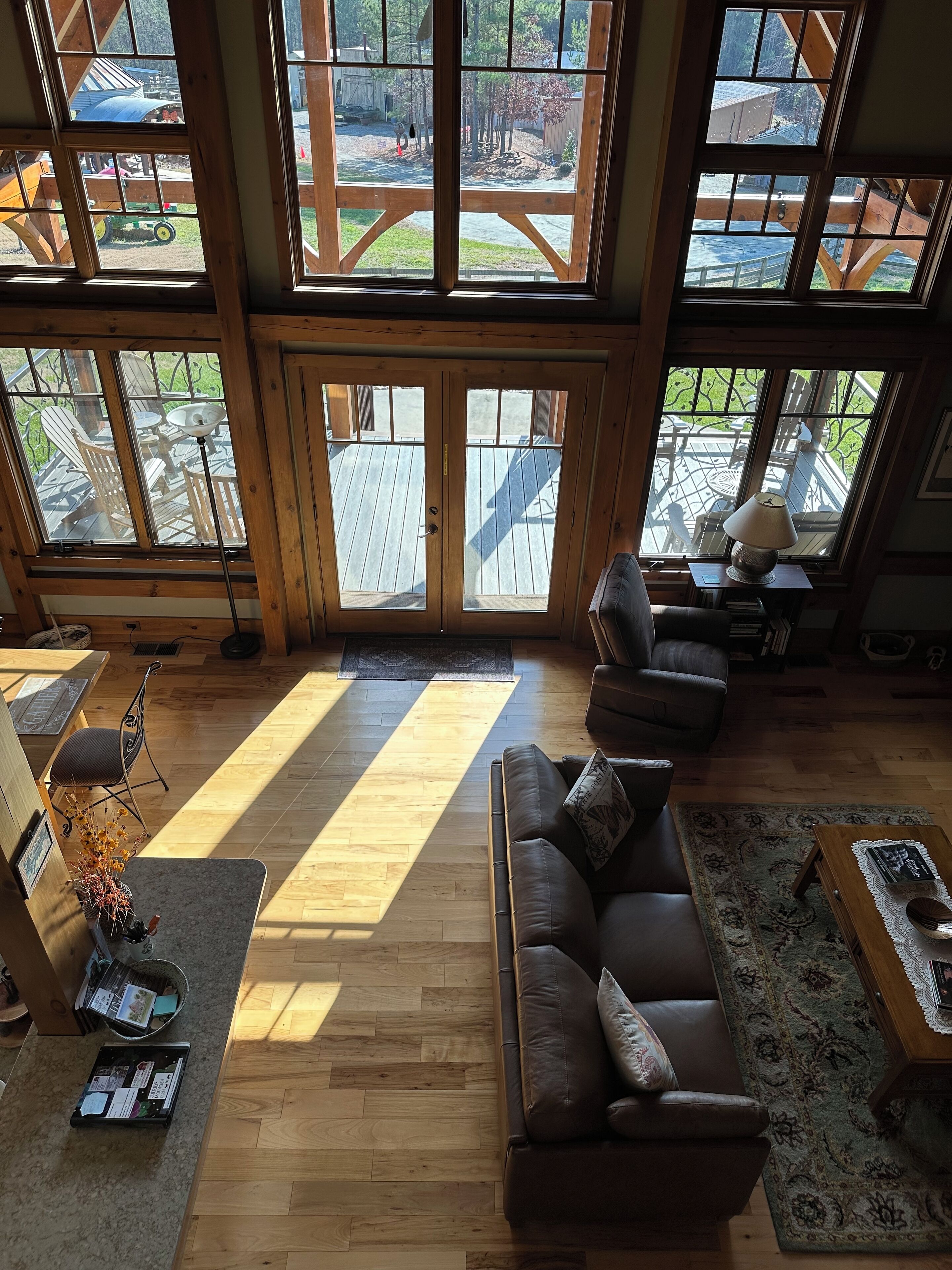 Älytelevisio, takka, DVD-soitin, kirjoja