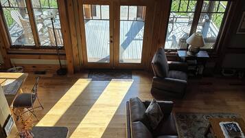 Älytelevisio, takka, DVD-soitin, kirjoja