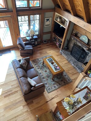 Smart TV, fireplace, DVD player, books - Farm Stay with animals in beautiful Timber Frame House in the Foothills of W. NC (Rutherfordton)
