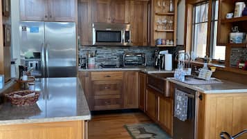 Geladeira, micro-ondas, cooktop, lava-louças