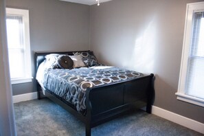 3 bedrooms, in-room safe, iron/ironing board, free WiFi - Three Bedroom Entire Apartment Great for Families. (Niagara Falls)