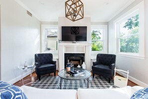 Smart-TV, peis, bøker og stereoanlegg