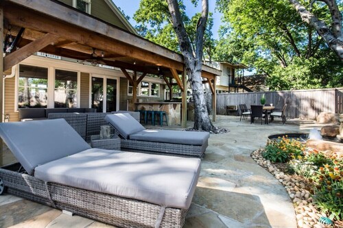 Downtown Estate Heated Pool and Spa Sleeps 18