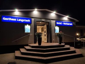 ด้านหน้าที่พัก - ตอนเย็น/กลางคืน