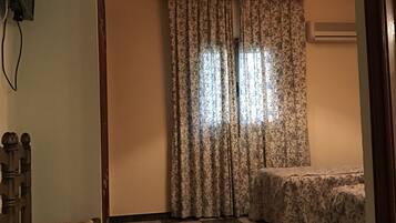 Habitación básica con 1 cama doble o 2 individuales, 2 camas individuales, no fumadores | Sistema de insonorización, camas supletorias, wifi gratis y ropa de cama