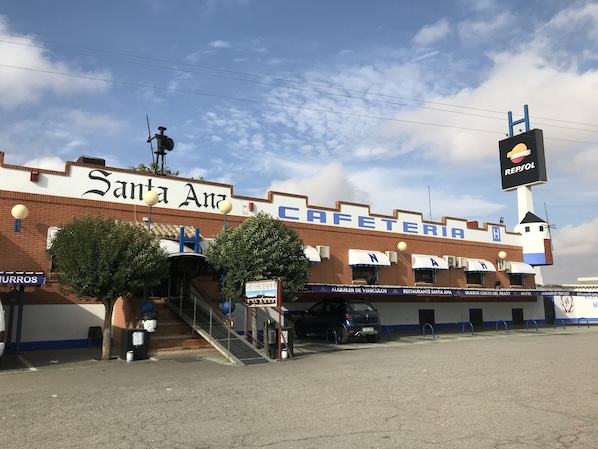 A building with a sign reading "Santa Ana Cafeteria" and a Repsol sign. - Santa Ana Hostal (Madridejos)