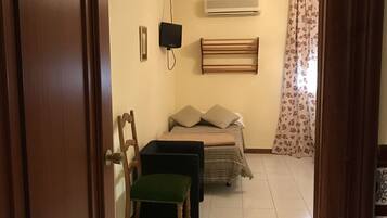 Eenvoudige kamer, 1 twee- of 2 eenpersoonsbedden, 2 eenpersoonsbedden, niet-roken | Geluiddichte muren, extra bedden, gratis wifi, beddengoed