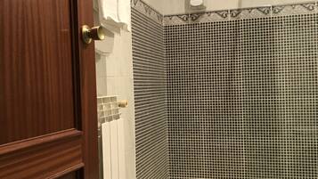 Basic-Doppel- oder -Zweibettzimmer, 2Â Einzelbetten, Nichtraucher | Badezimmer