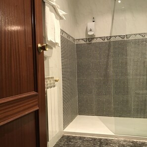 Quarto casal ou duplo básico, 2 camas de solteiro, para não fumantes | Banheiro | Toalhas de banho 