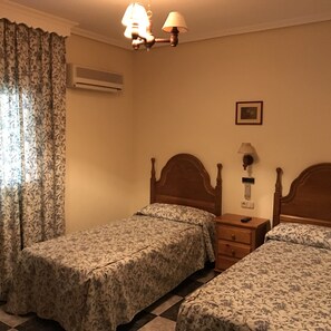 Soundproofing, rollaway beds, free WiFi, bed sheets - Santa Ana Hostal (Madridejos)