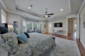 4 bedrooms, desk, iron/ironing board, free WiFi
